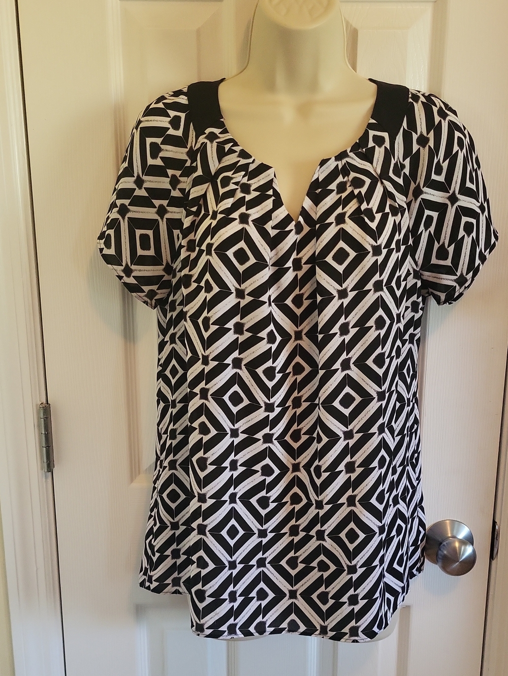 Worthington Black & White Geometric Tunic Top